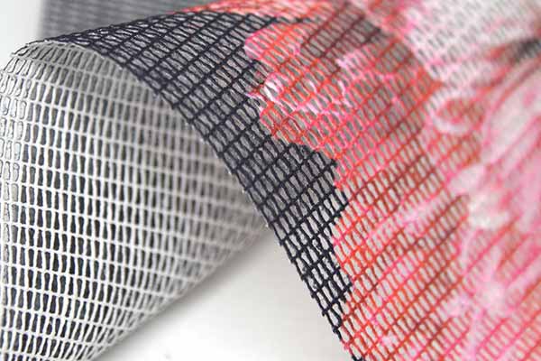مش، صفحه ای پشت چسب دار، مشبک و دارای سوراخ های ریز می باشد
